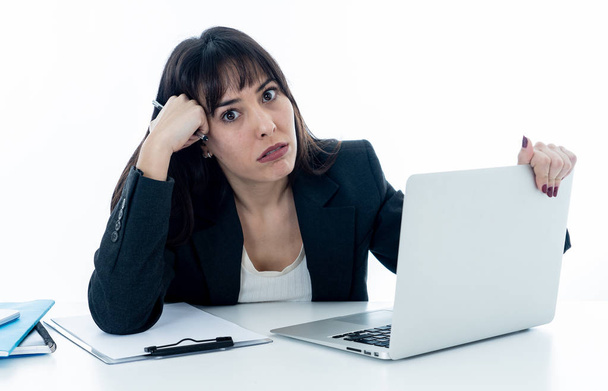Молода красива бізнес-леді, яка страждає стресом, працюючи на ноутбуці на офісному комп'ютері, відчуває себе втомленою і розчарованою, дивлячись на перевантаженість і перевантаженість. У бізнес-освіті технології невдач
. - Фото, зображення