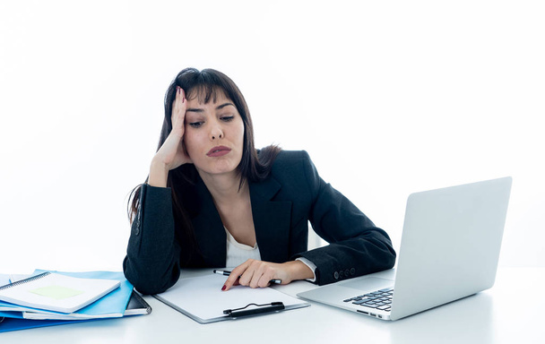 Nuori kaunis liiketoiminnan nainen kärsii stressiä työskentelee kannettavan tietokoneen toimistossa tietokone työpöytä tunne väsynyt ja turhautunut näköinen ylityöllistetty ja hukkua. Kauppakasvatuksessa epäonnistumisteknologia
. - Valokuva, kuva