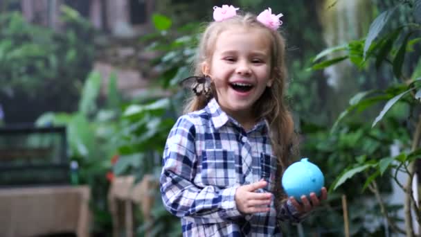 Το κορίτσι που γελάει, μια πεταλούδα σέρνεται μέσα από τα μαλλιά της. Πολύ θετική βίντεο. 4 k αργή Mo - Πλάνα, βίντεο