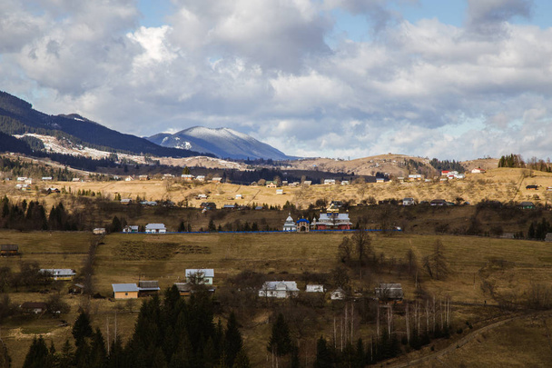 antenni näkymä Holovy kylä vuorilla taustalla, Ukraina
 - Valokuva, kuva