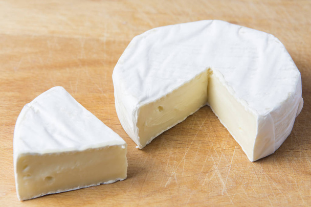 valkoinen brie juusto keittiön hallituksen
 - Valokuva, kuva