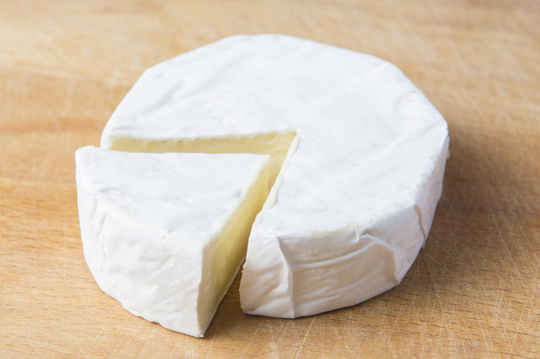 weißer Brie-Käse auf dem Küchentisch - Foto, Bild
