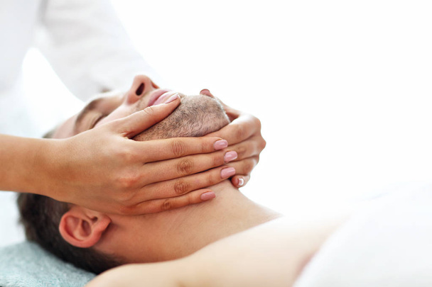 schöner Mann mit Massage im Wellness-Salon - Foto, Bild