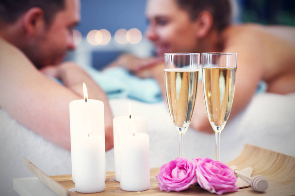 Casal feliz adulto relaxante no salão de spa
 - Foto, Imagem