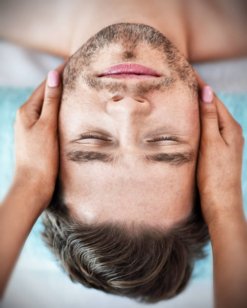 Bonito homem fazendo massagem no salão de spa
 - Foto, Imagem