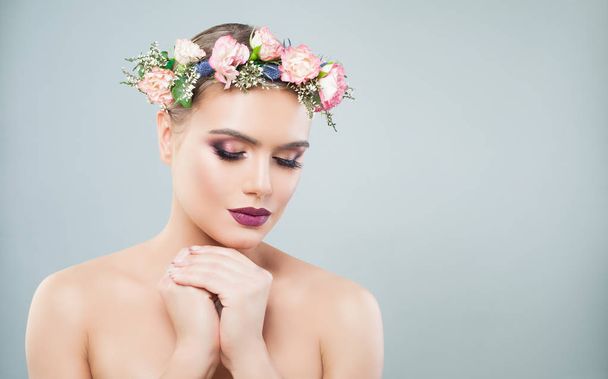 Mulher bonita com flores de rosa primavera na cabeça
.  - Foto, Imagem