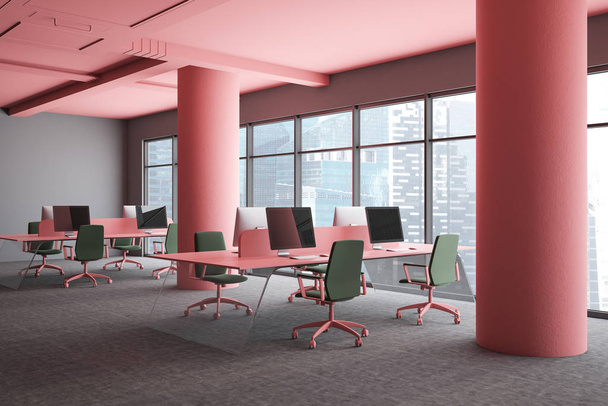 Rincón de oficina de espacio abierto rosa y gris, columnas
 - Foto, Imagen