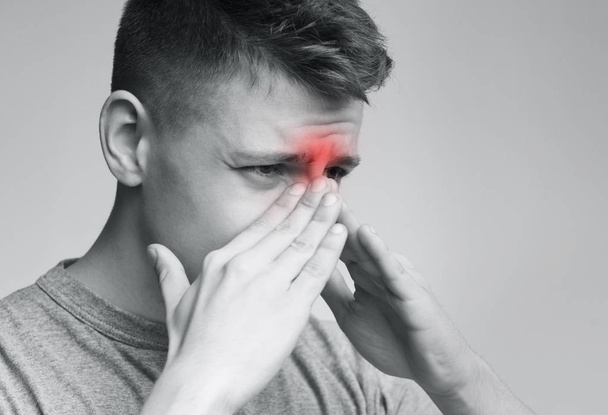 Triste homme tenant son nez parce que douleur sinusale
 - Photo, image