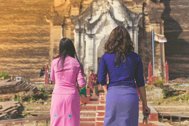 Backview de turistas do sexo feminino no antigo Pa Hto Taw Gyi Pagoda ruínas na cidade de Mingun perto de Mandalay, Mianmar
. - Foto, Imagem