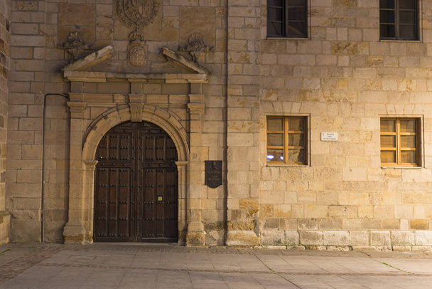 vista frontale di facciata di vecchio edificio con porte in legno
 - Foto, immagini