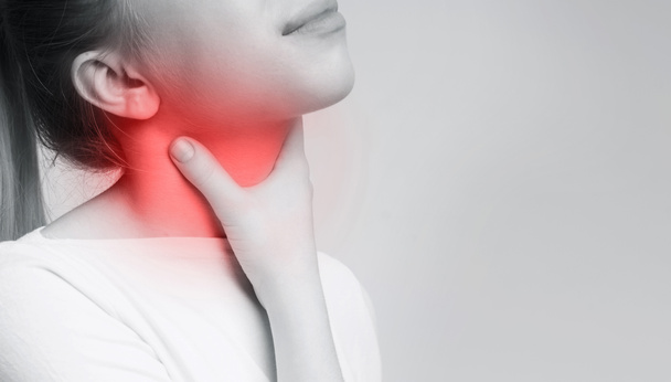 Frau leidet unter Halsschmerzen, berührt ihren Hals - Foto, Bild