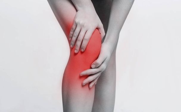 Młoda kobieta masuje jej zbliżenie bolesne kolana - Zdjęcie, obraz