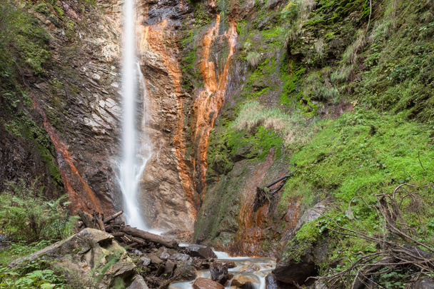 Kleiner Wasserfall inmitten des Waldes in Villnöss - Foto, Bild