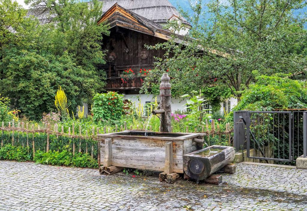           Traditionele alpine fontein in Garmisch-Partenkirchen, Duitsland. Gerenommeerde Alpine Resort.                      - Foto, afbeelding