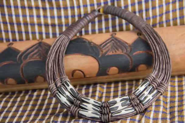 Collar tribal africano con fondo hecho de artefactos africanos, colección privada
 - Foto, Imagen