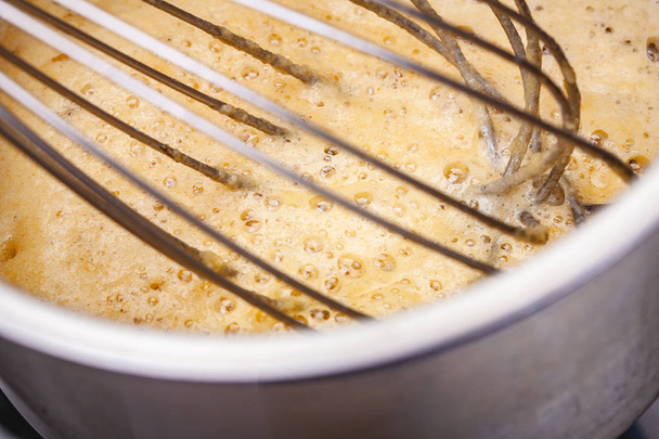 Προετοιμασία γαλλική σάλτσα μπεσαμέλ στο τηγάνι. Κοντινό πλάνο - Φωτογραφία, εικόνα