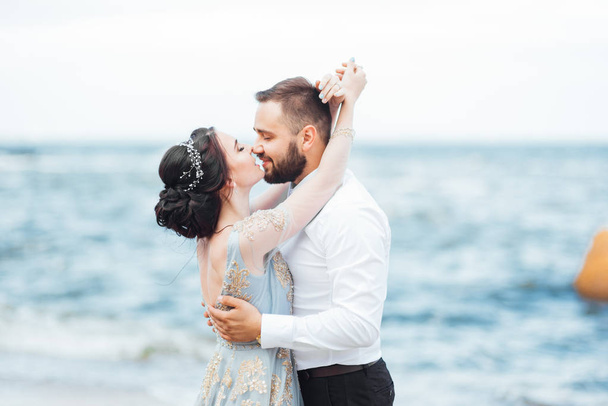 dasselbe Paar mit einer Braut im blauen Kleid - Foto, Bild