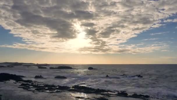 Malebná obloha nad oceánem u skalnatého pobřeží Atlantského oceánu při západu slunce a odlivu EBB - Záběry, video