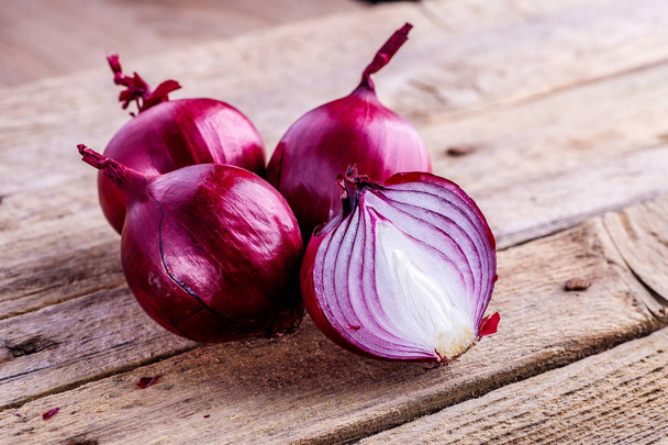 red onions on rustic wood - Foto, Imagem