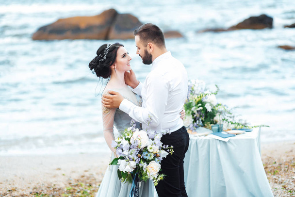même couple avec une mariée dans une robe bleue marche
 - Photo, image