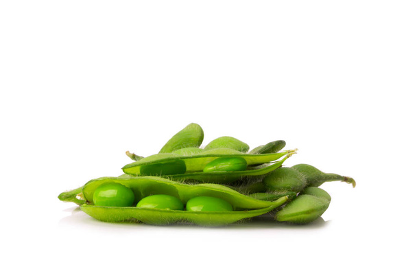 groene sojabonen op witte achtergrond - Foto, afbeelding