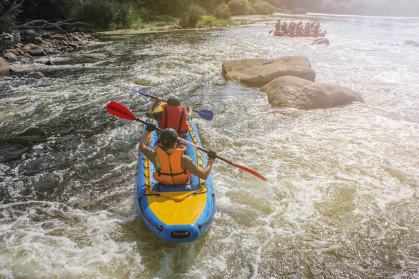 dois homens de caiaque no rio, esporte extremo e divertido na atração turística. Rafting no rio Pivdennyi Buh
 - Foto, Imagem