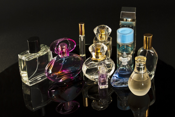 Parfüm-Stillleben auf dunklem Hintergrund. - Foto, Bild