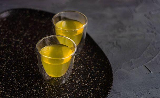 Bebida tradicional italiana de alcohol de limón limoncello
  - Foto, Imagen