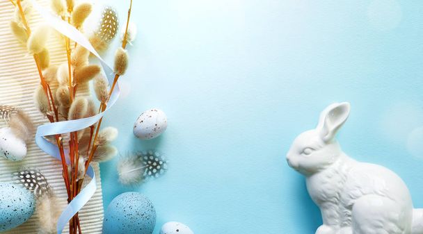 Renkli Paskalya yumurtaları ve sprin çiçekler ile Paskalya tebrik kartı - Fotoğraf, Görsel