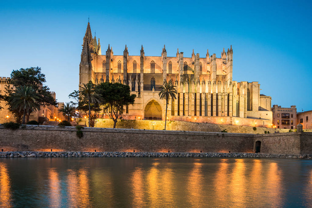 Nachtansicht der Kathedrale de Santa Maria in Palma de Mallorca Spanien.  - Foto, Bild