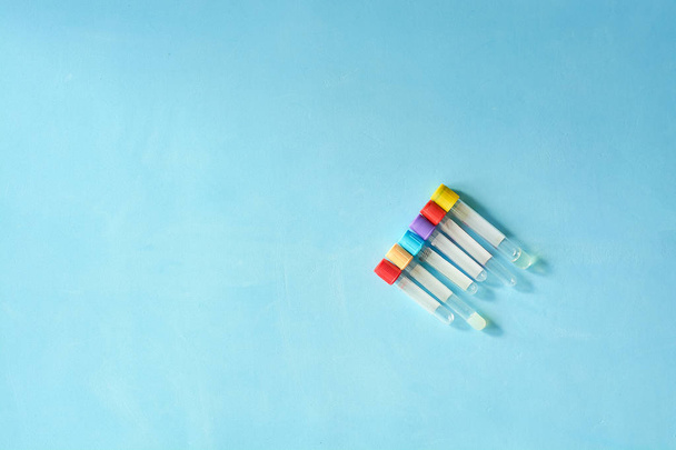 Farklı renk ve boyut boş vakum damara test tüpleri. - Fotoğraf, Görsel