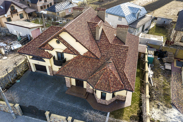 Kompleks ev metal Shingle çatı ve yüksek Bri hava üst görünümü - Fotoğraf, Görsel