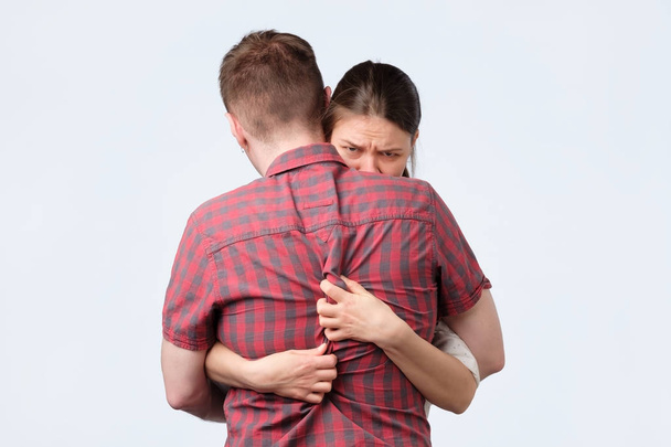 Menina está abraçando seu marido como tem medo de perdê-lo
. - Foto, Imagem