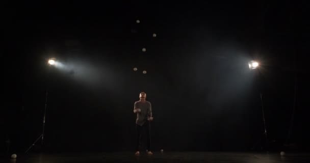 Slow Motion-niesamowity artysta cyrku żongluje z 7 kulek. - Materiał filmowy, wideo