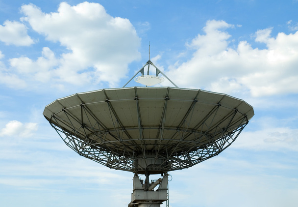 Antena de comunicación por satélite
 - Foto, imagen