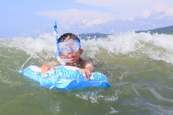 niño en verano mar
 - Foto, imagen