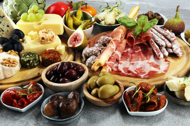 Italiaanse antipasti, wijn hapjes set. Verscheidenheid van kaas, mediterrane - Foto, afbeelding