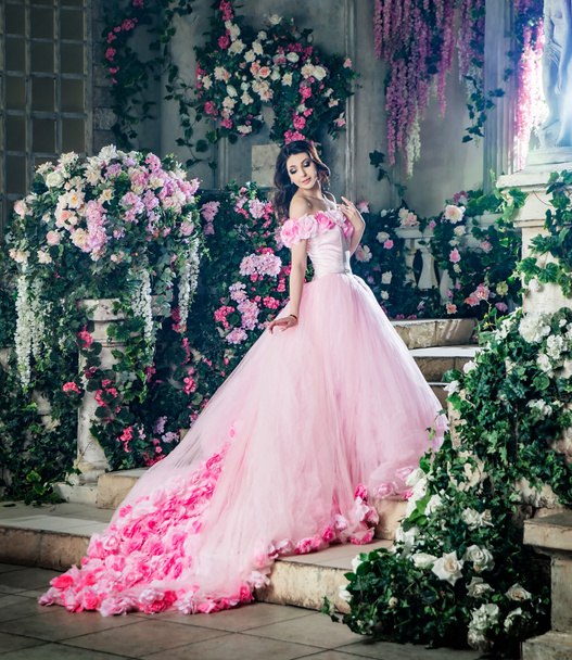 Modelo de moda atraente no jardim floral flor. Princesa flor
 - Foto, Imagem