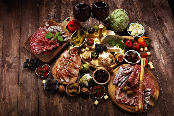 Italian antipasti wine snacks set. Cheese variety, Mediterranean - Фото, зображення