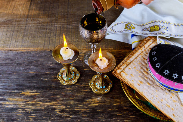 Крупним планом напередодні Великодня єврейське свято Пасхи маца і tallit замінити для хліба на єврейської Пасхи - Фото, зображення