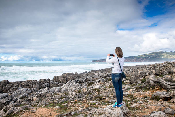 Mulher, menina tira fotos na praia do Oceano Atlântico
 - Foto, Imagem