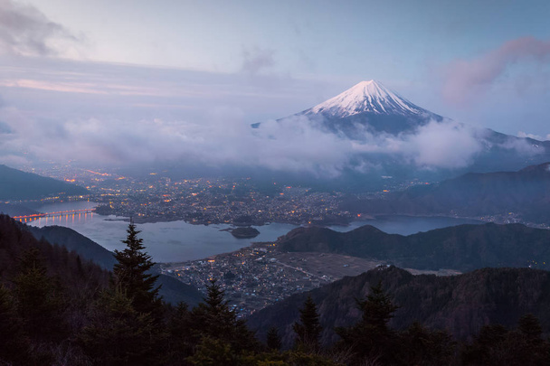  Гора Фудзи с облаком и озером Кавагутико ранним утром видно с точки зрения Синдо Тоге
. - Фото, изображение