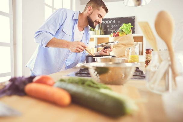 Man preparing delicious and healthy food in the home kitchen - Foto, Bild