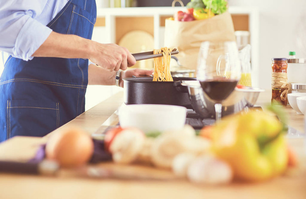 Człowiek przygotowuje pyszne i zdrowe jedzenie w kuchni domowej - Zdjęcie, obraz