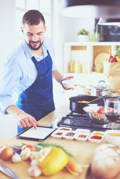 Man preparing delicious and healthy food in the home kitchen - Foto, Imagen
