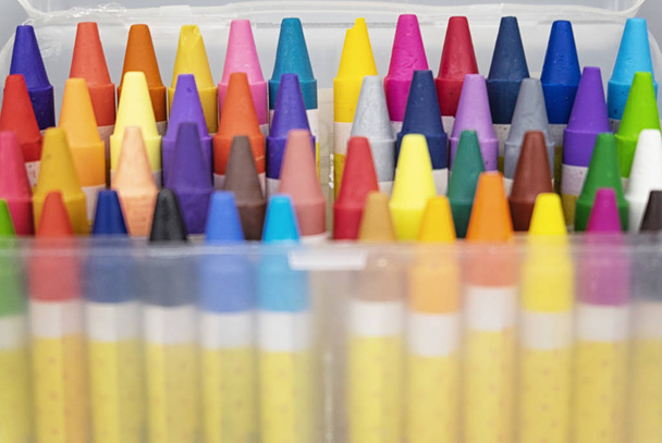 crayons colorés dans la boîte transparente.tir de mise au point sélective et effet grain
 - Photo, image