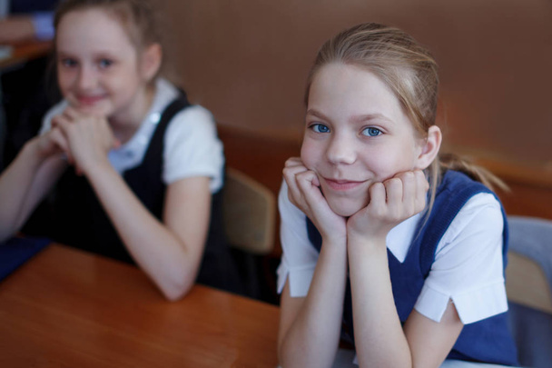 Ученики за столом думают и решают задачи в школе. Prim
 - Фото, изображение