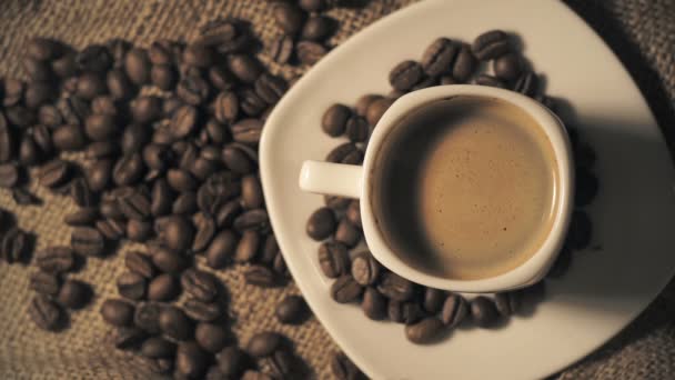 Kávécsésze és kávébab - Felvétel, videó