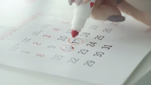 Γυναίκα χέρι κύκλο ημέρα στο ημερολόγιο χαρτί. 17η ημέρα του μήνα - Πλάνα, βίντεο