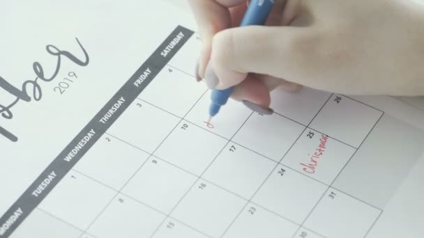 Macro della mano che scrive una parola termine nel calendario sotto la data di 11
 - Filmati, video